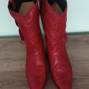 Beautiful Red leather Laredo Ladies cowgirl boots. Size 8